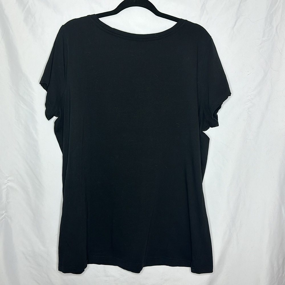 Derek Heart V-Neck Tee - Picture 4 of 4